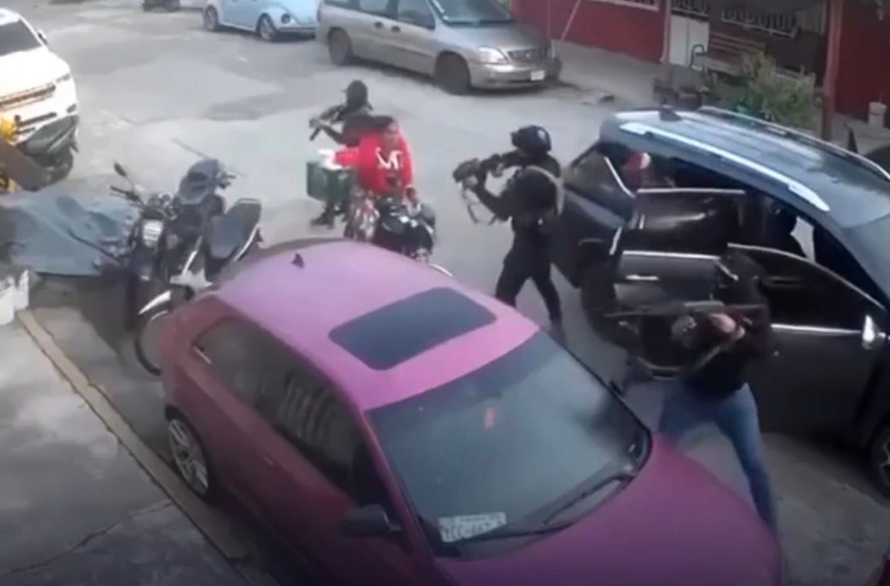 Homens armados atacam viatura policial e fogem
