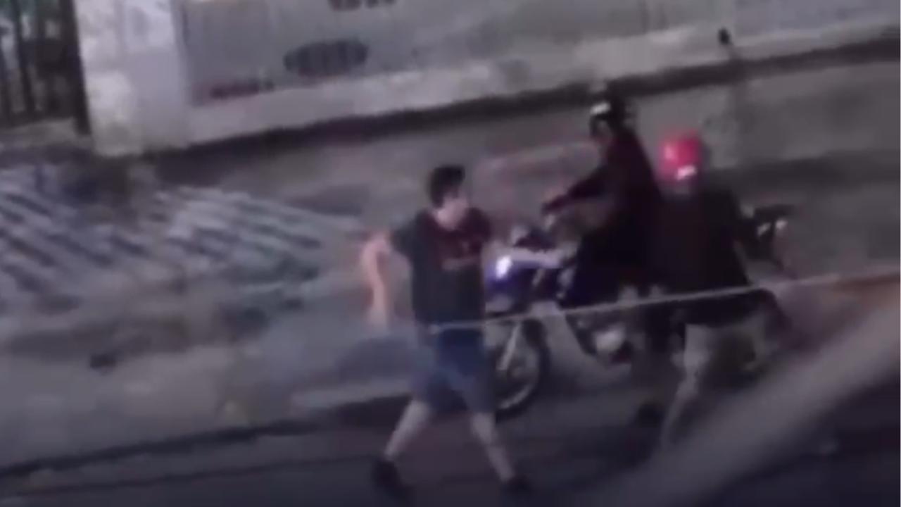 Vídeo: Vítima implora e chora durante assalto que gera pânico em via pública