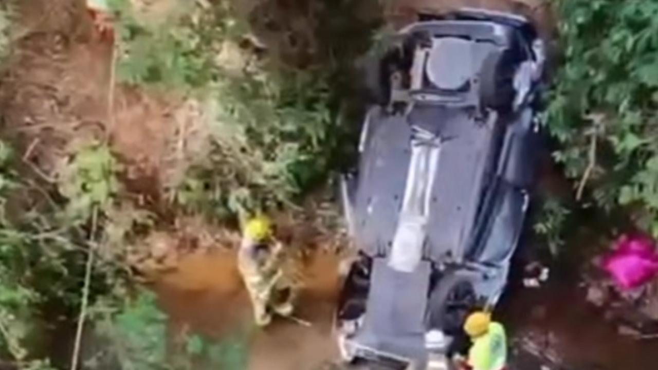 Quatro pessoas morrem após carro despencar de ponte na BR-050 em Campo Alegre de Goiás