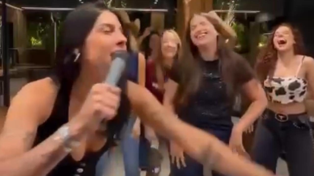 Vídeo: Ana Castela gera especulações ao cantar "Vingança" com amigas após término