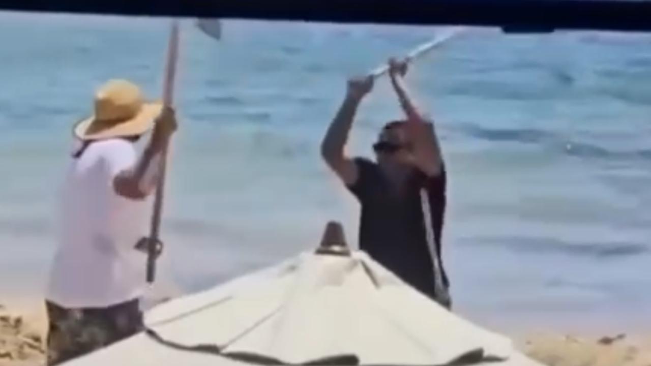Vídeo: Briga com enxadas entre barraqueiros causa fuga em massa de turistas em praia