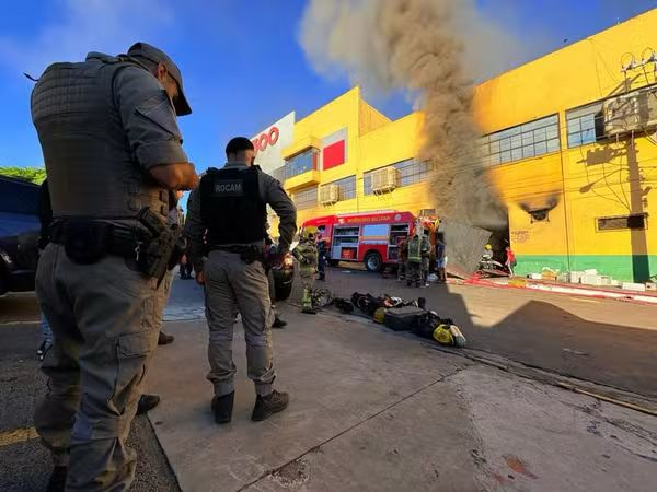 Explosão durante incêndio de supermercado no sul deixa bombeiros feridos