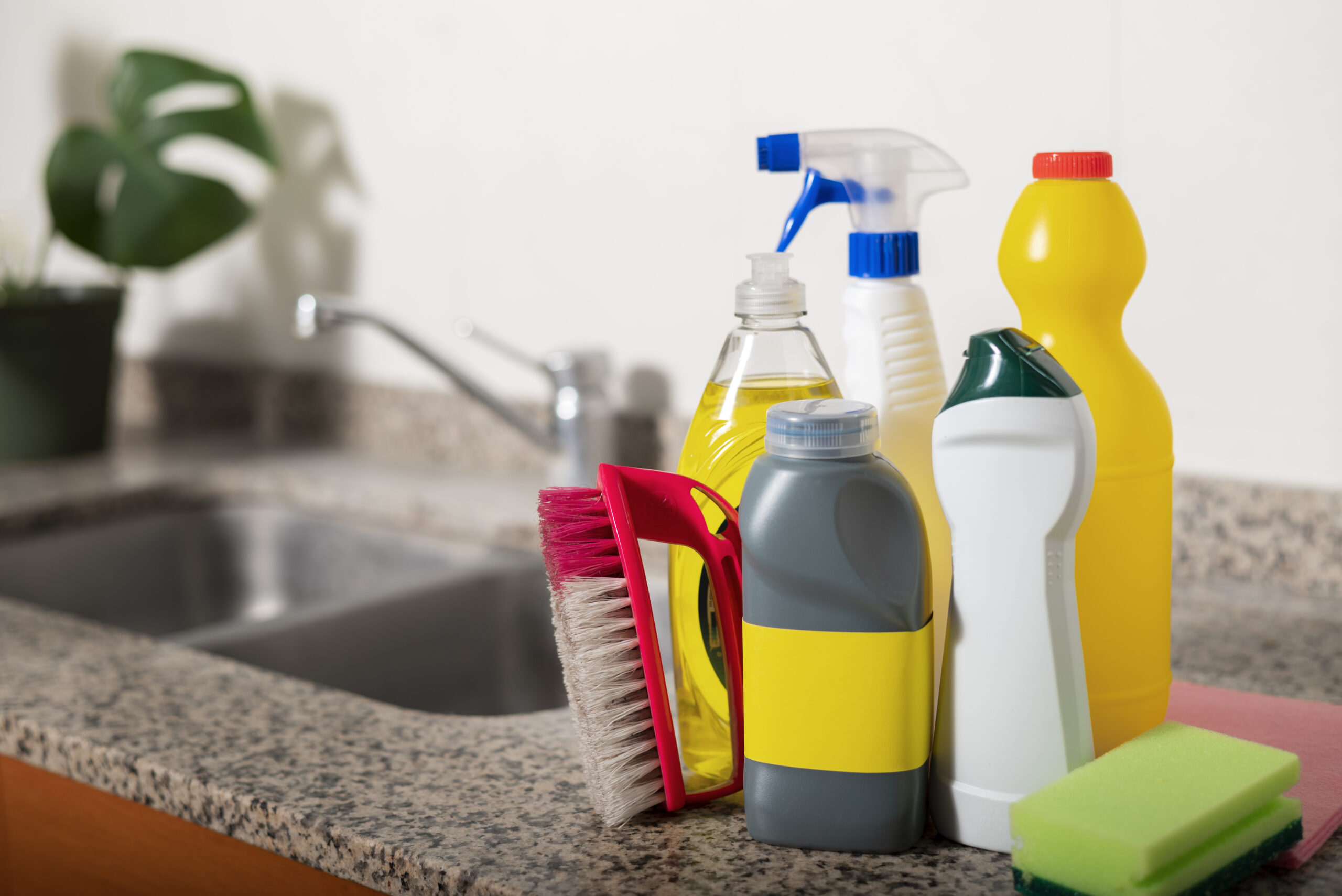 Estratégias para gastar menos em produtos de limpeza nas compras mensais