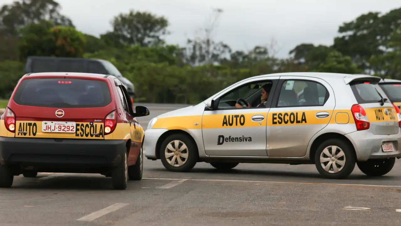 Conselho Nacional de Trânsito aprova o fim da exigência da autoescola para tirar CNH