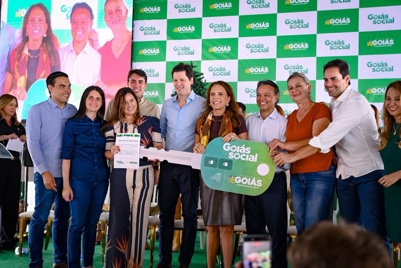 Gracinha Caiado e Daniel Vilela entregam 246 veículos para assistência social dos municípios