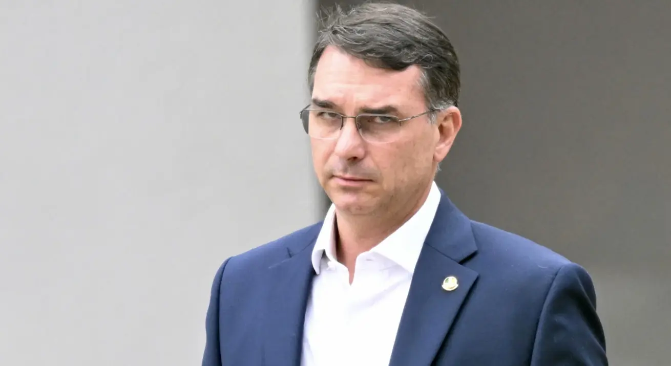 Flávio Bolsonaro oficializa candidatura presidencial e assume missão dada pelo pai