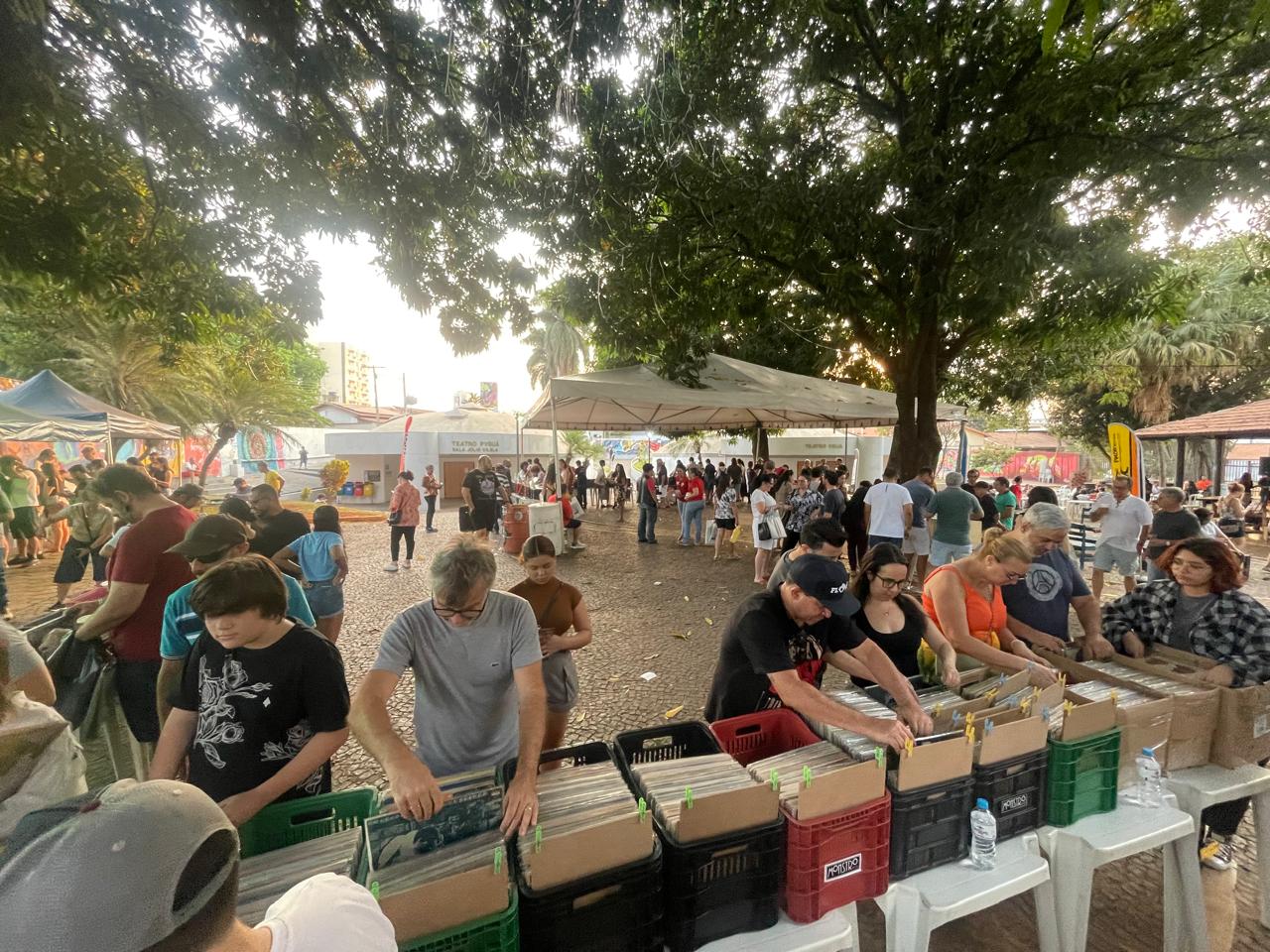 Feira de discos ocupa Cererê com opções para presentear no Natal