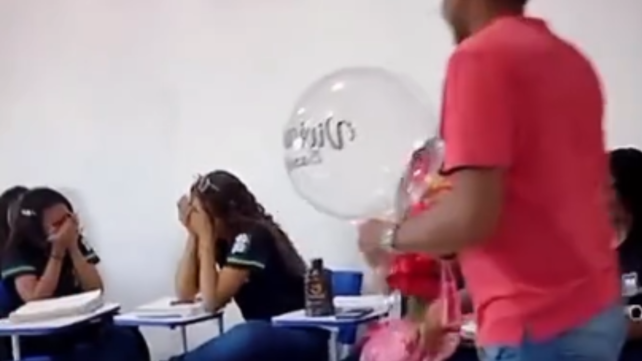 Pai emociona aluna ao celebrar aniversário surpresa dentro de sala de aula
