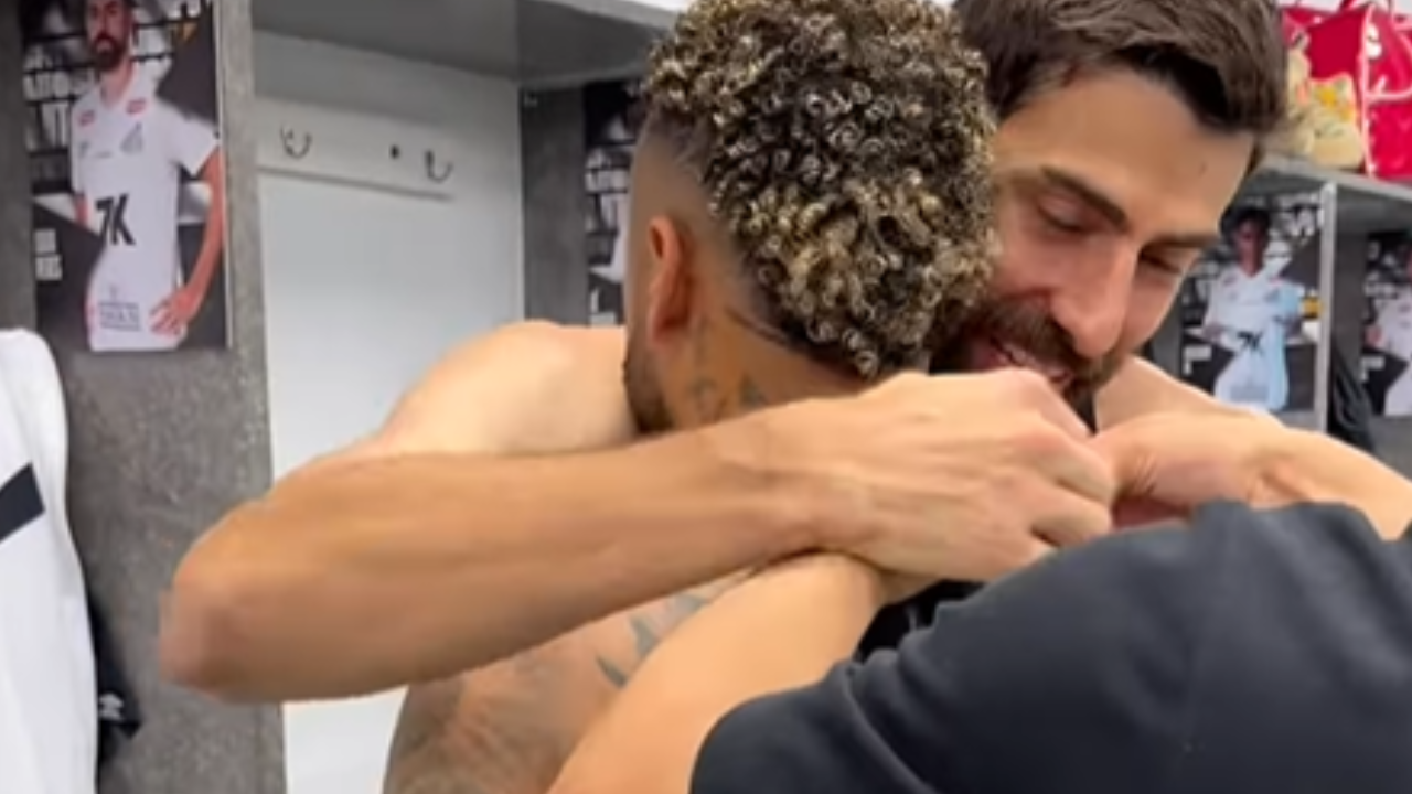 Vídeo: Neymar brilha em campo, comanda festa no vestiário após hat-trick e faz marketing de sua marca íntima