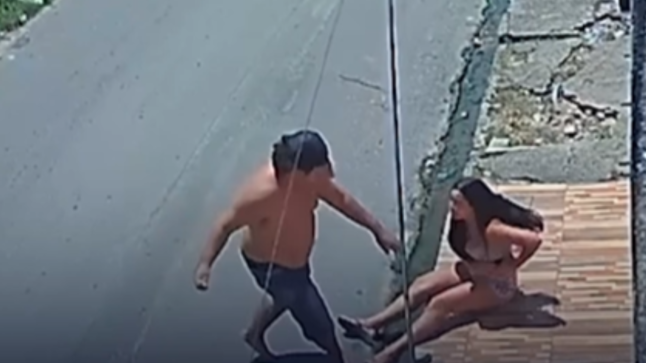 Vídeo: ‘Maníaco da faca’ ameaça e assalta mãe e filha no meio da rua