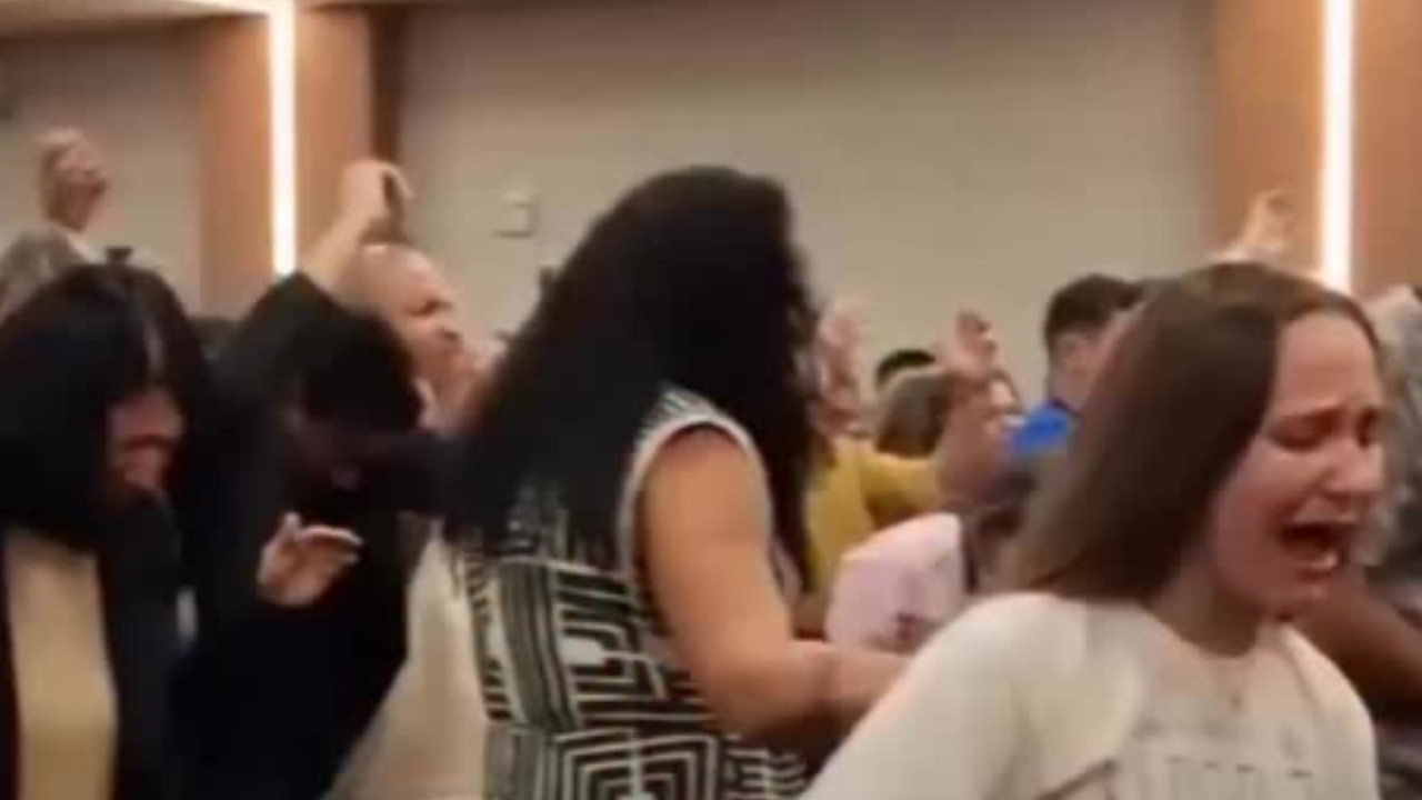 Manifestação durante culto divide opiniões nas redes sociais
