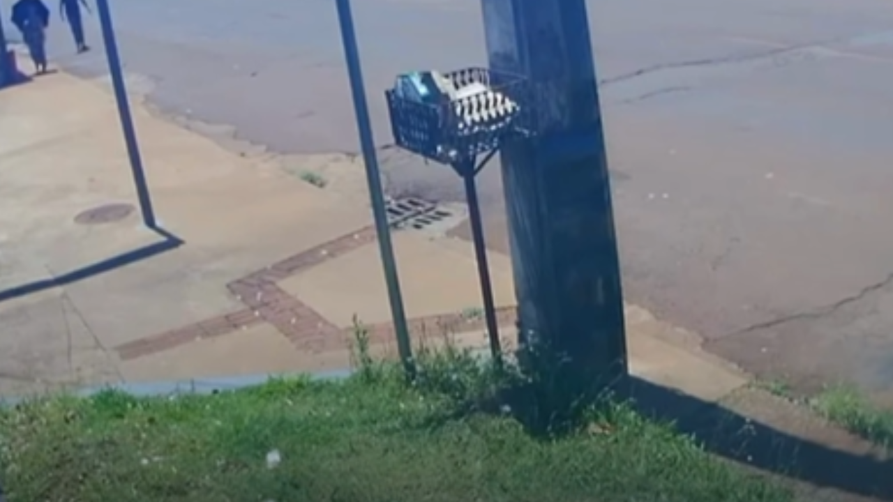 Idosa de 79 anos é arrastada durante assalto em plena luz do dia