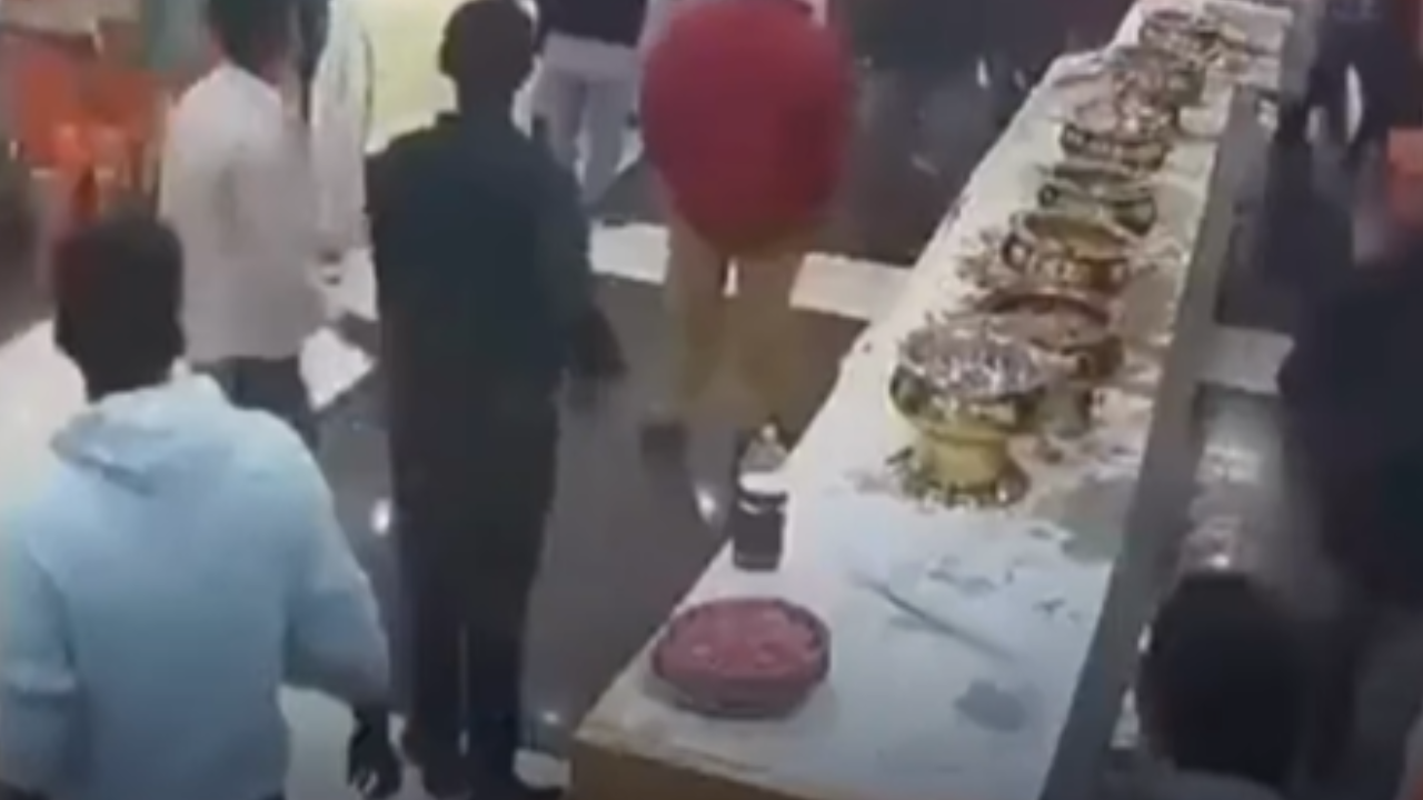 Vídeo: Falta de doces e disputa por bolo acaba em briga em casamento