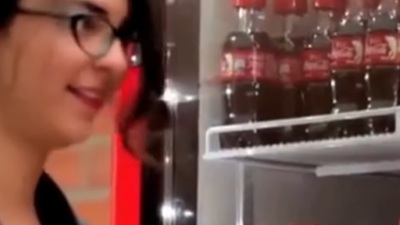 Vídeo: Coca-Cola lança garrafa que abre em dupla e incentiva interações sociais