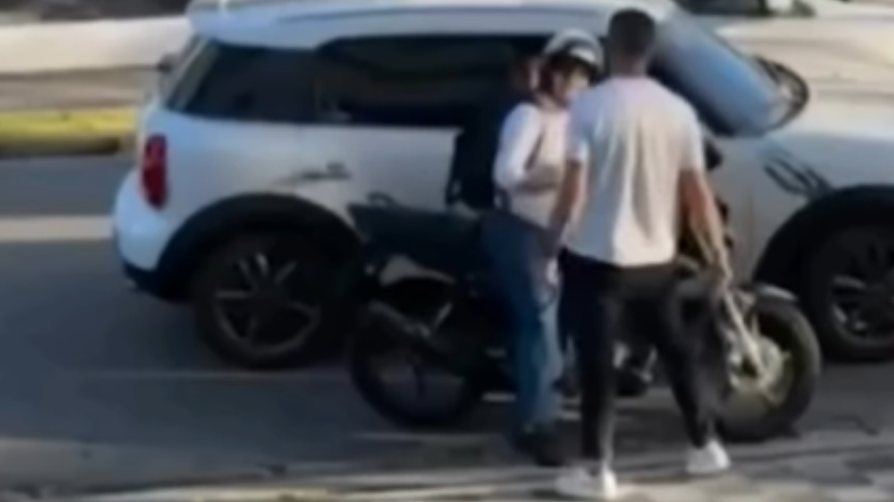 Vídeo: Motorista arrasta jovem motociclista após discussão em avenida movimentada
