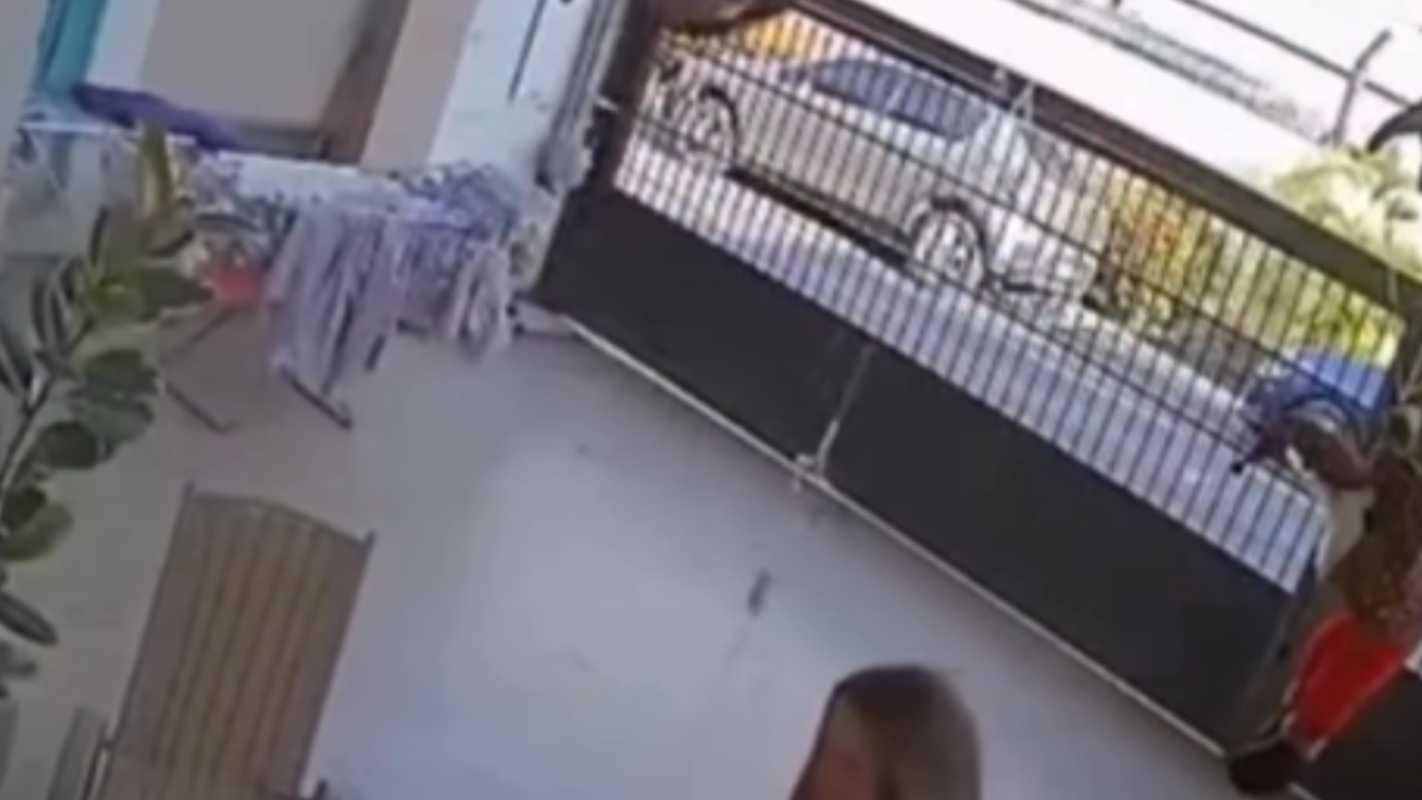 Vídeo: Homem escapa de acidente ao instalar decorações de Natal