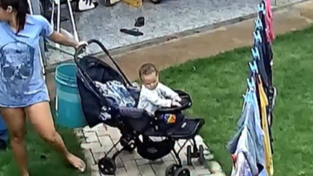 Vídeo: Mãe age em segundos e evita queda do filho em casa
