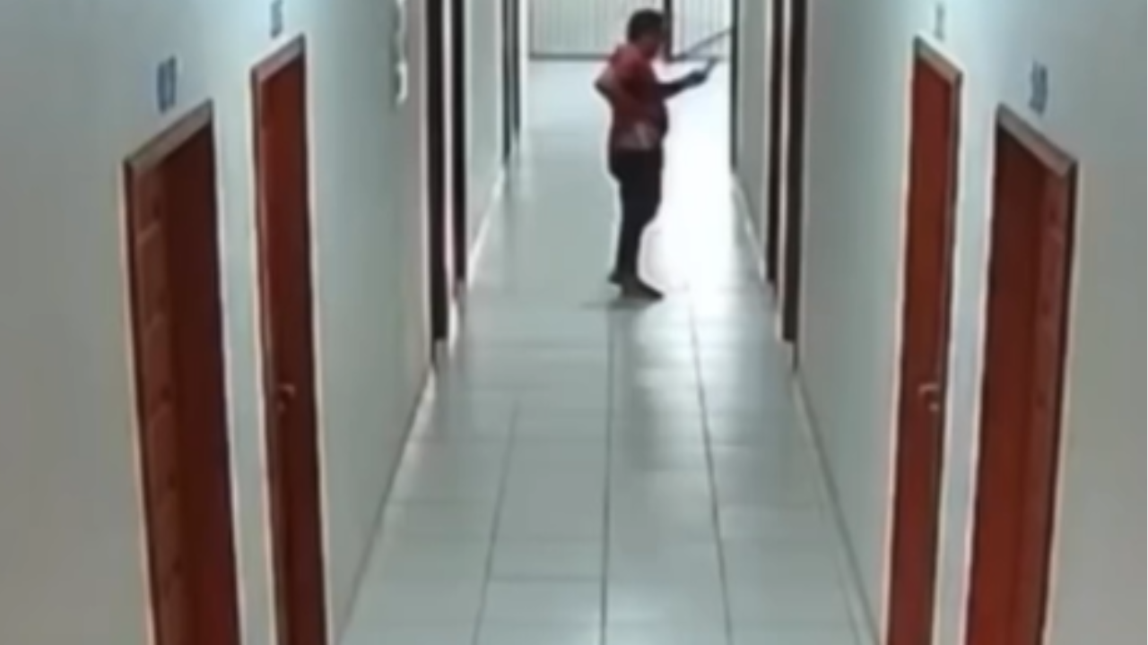 Vídeo: Homem é esfaqueado em hotel após suposta traição