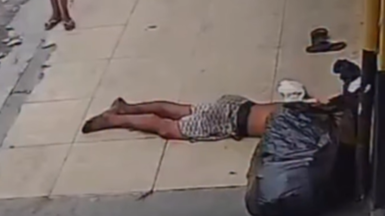 Vídeo: Pessoa em situação de rua é furtada enquanto dorme; cena gera indignação