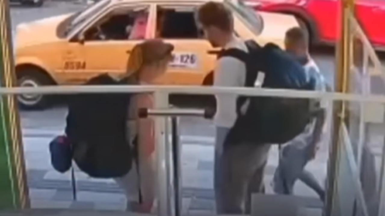 Vídeo: Turista enfrenta assaltante armado na Colômbia; companheiro se esconde