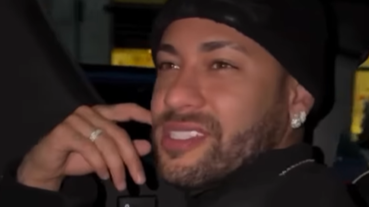Neymar passeia disfarçado em Nova York e passa despercebido na Times Square