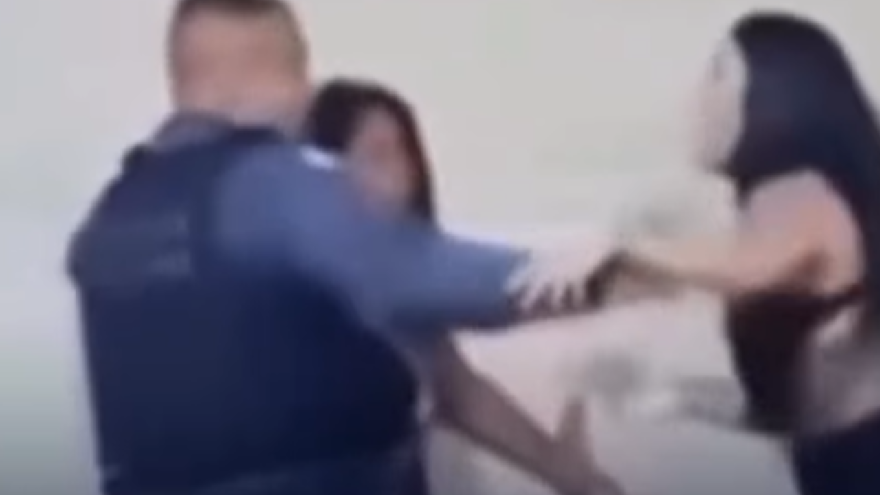 Policial militar é flagrado ao agredir mulher durante abordagem