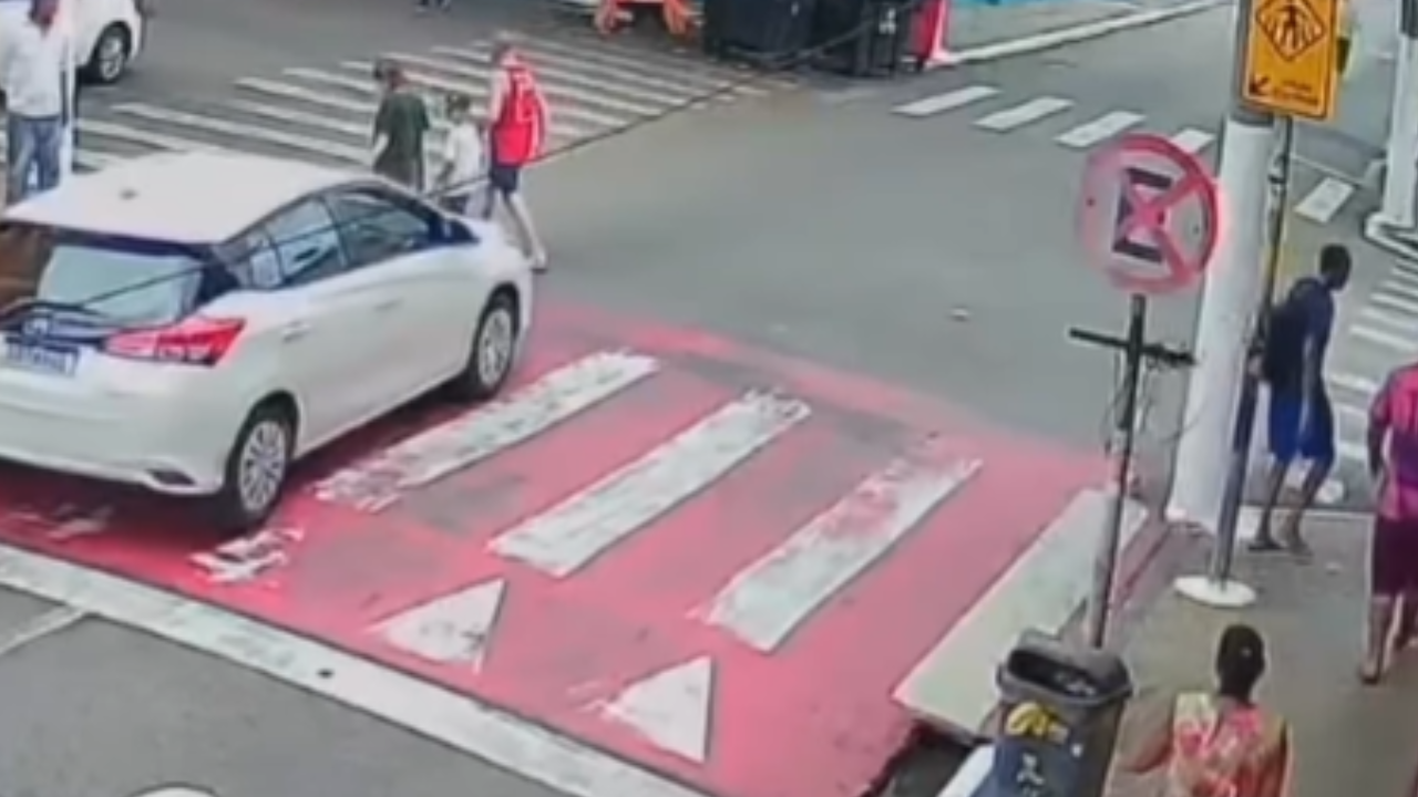 Homem é surpreendido e esfaqueado no meio da rua