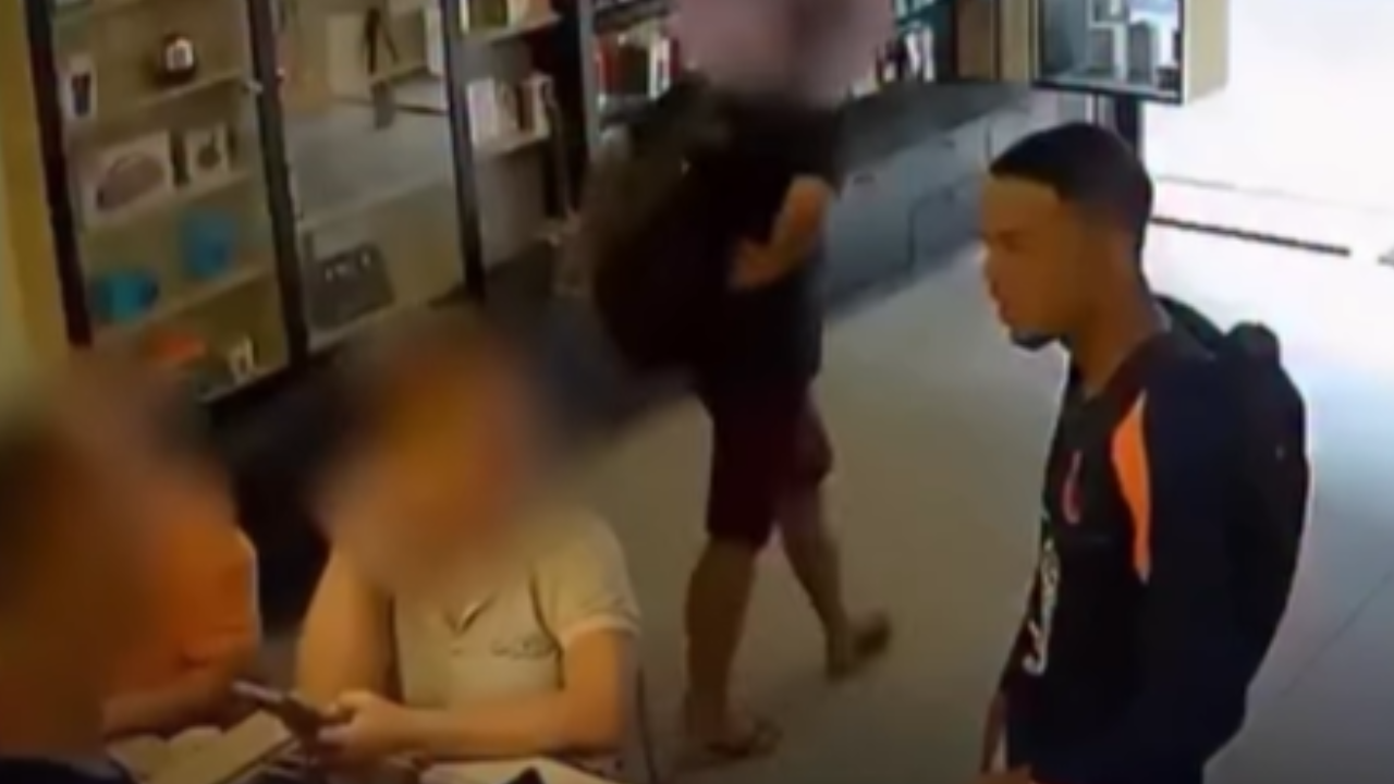 Assaltante finge ser cliente, rouba celulares e dá tapa na cara de trabalhador