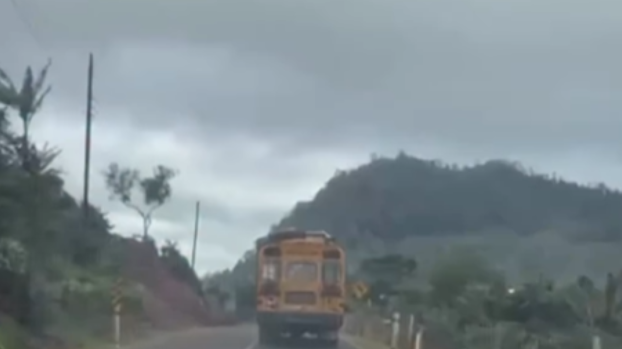 Ônibus perde freios, passageiros pulam em desespero e veículo capota