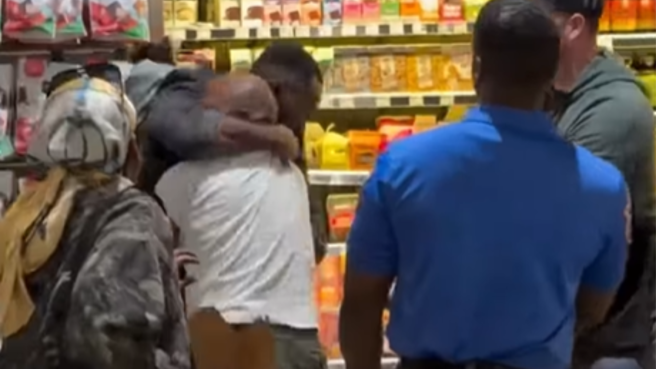 Discussão entre homens termina em pancadaria em supermercado