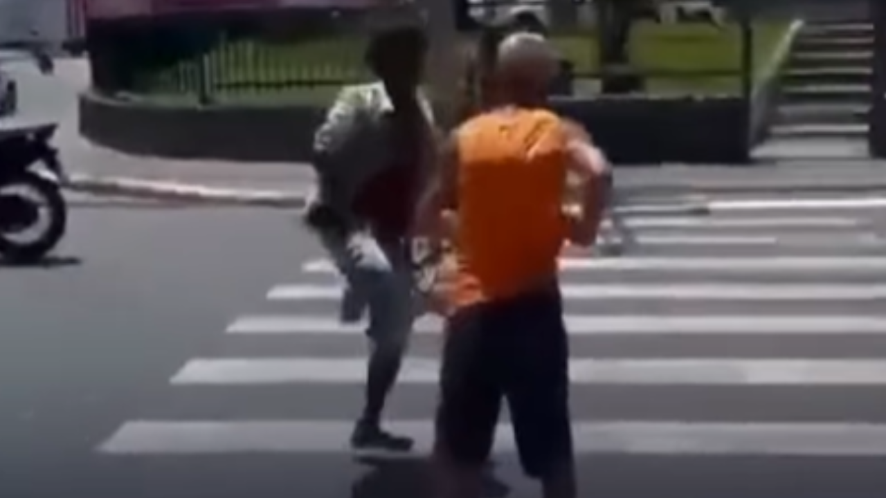 Confusão em avenida com cadeirante que nocauteou homem interrompe trânsito