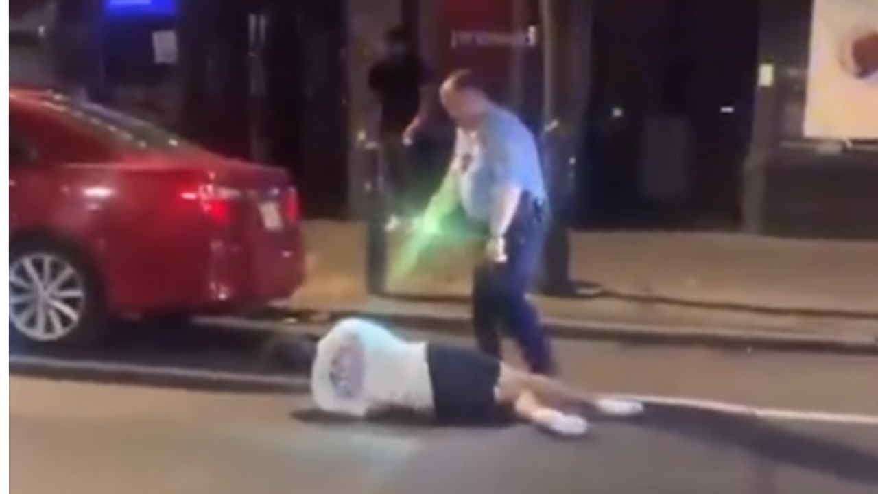Trio é repreendido ao agredir homem em via pública e ignorar ordem da polícia
