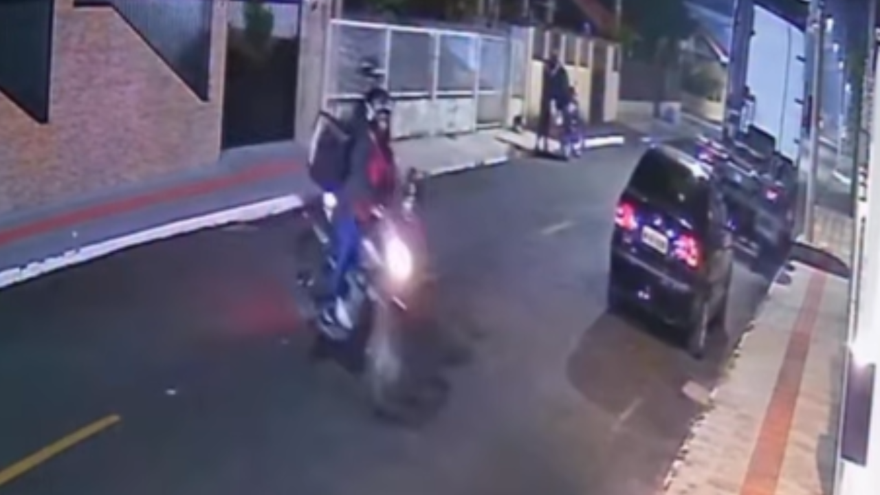 Motociclistas colidem após manobra para estacionar e queda violenta assusta testemunhas
