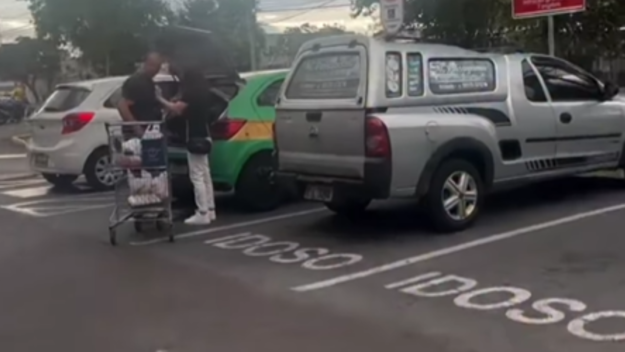 Autoescola flagrada em vaga PCD gera indignação em supermercado