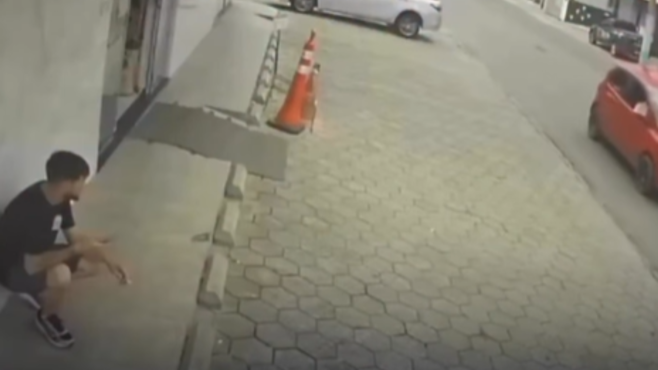 Jovem é prensado contra parede após carro avançar sobre calçada