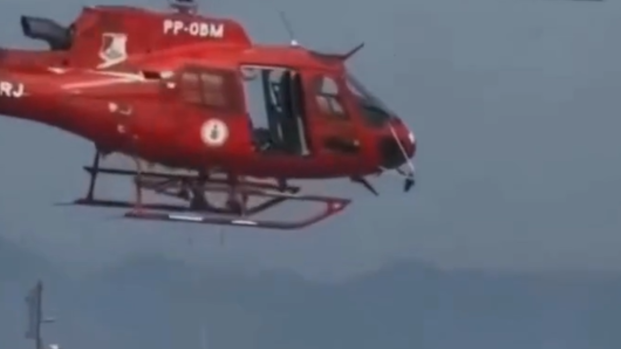 Bombeiros fazem resgate aéreo de banhista em Copacabana antes do réveillon