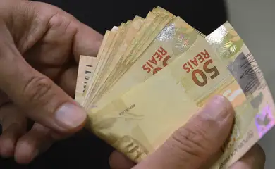 Lula autoriza e salário mínimo sobe para R$ 1.621 em janeiro de 2026