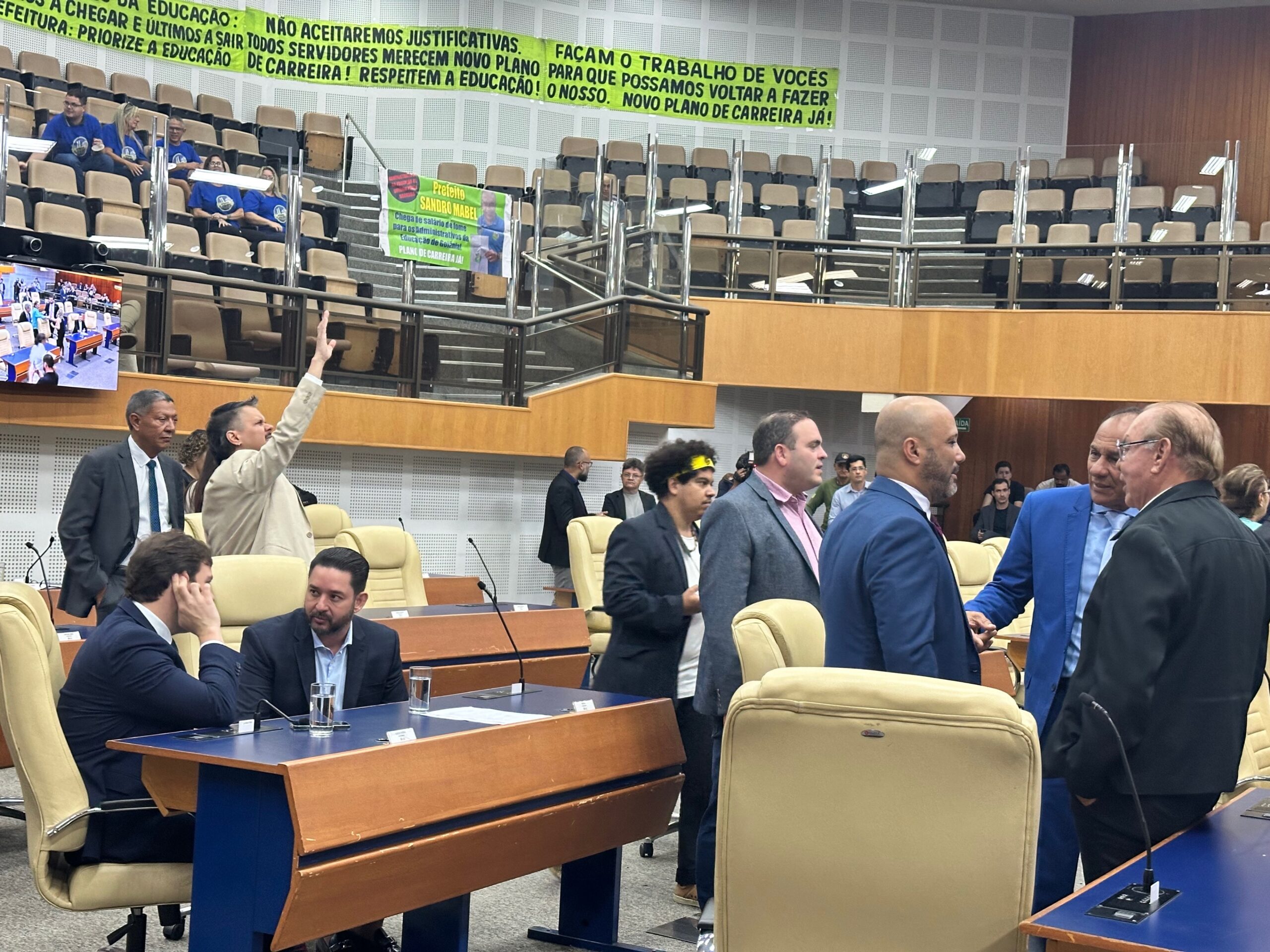 Câmara de Goiânia aprova revogação da taxa do lixo com condições