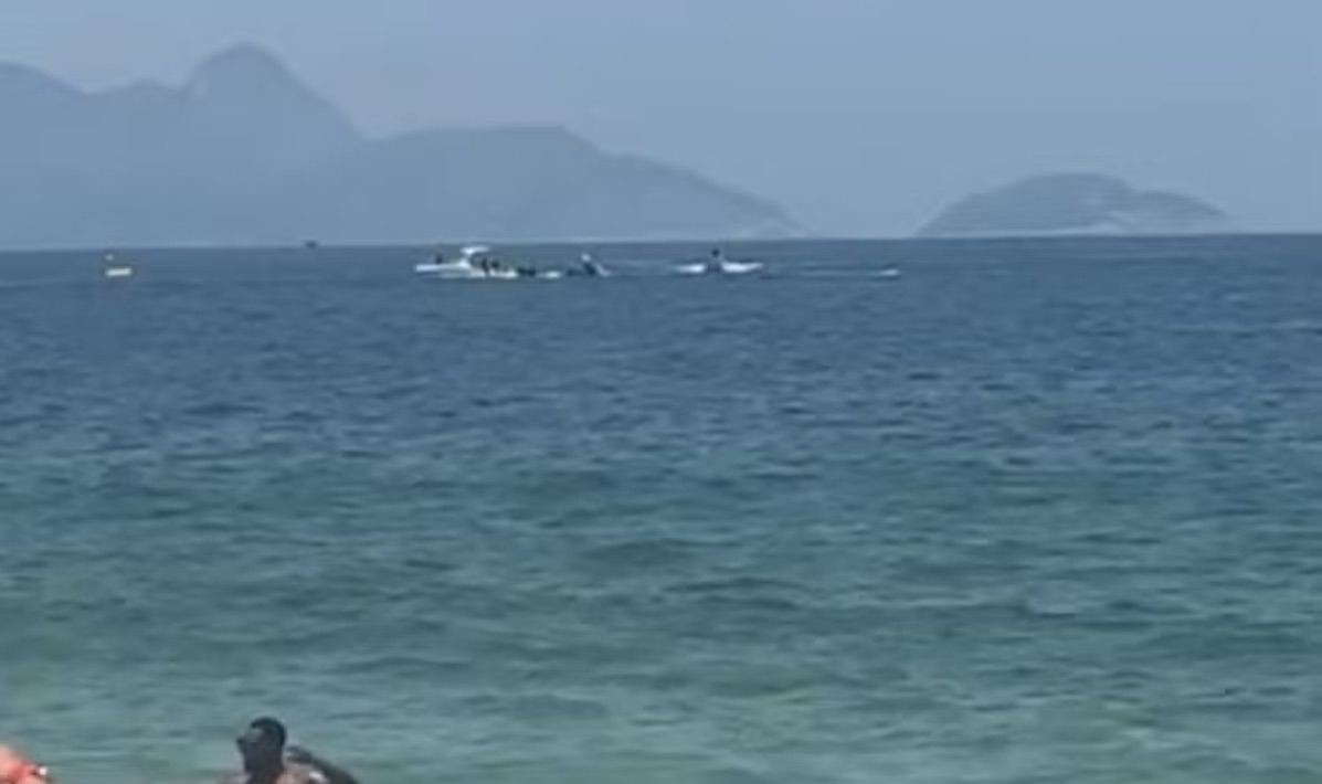 Vídeo: avião cai no mar de Copacabana; morte do piloto é confirmada