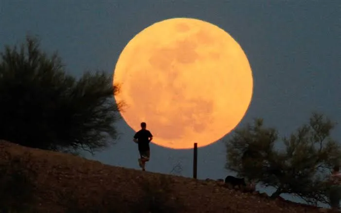 Superlua vermelha gigante será a última de 2025 e ocorre nesta quinta-feira (4)