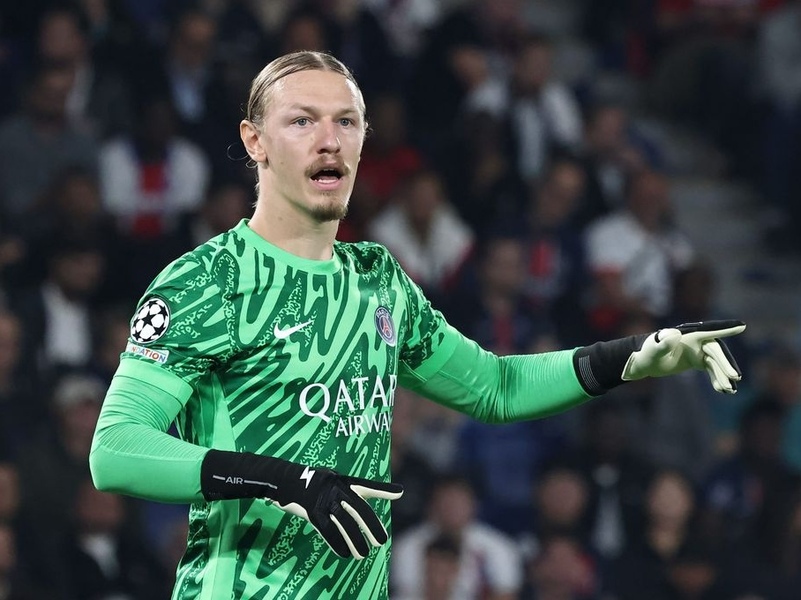 Goleiro Safonov do PSG fraturou a mão durante jogo contra o Flamengo