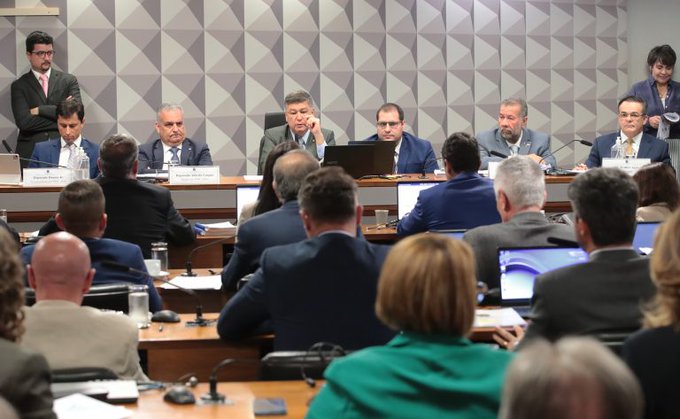 CPI do INSS tenta ganhar tração convocando banqueiros, sem tirar filho de Lula da mira