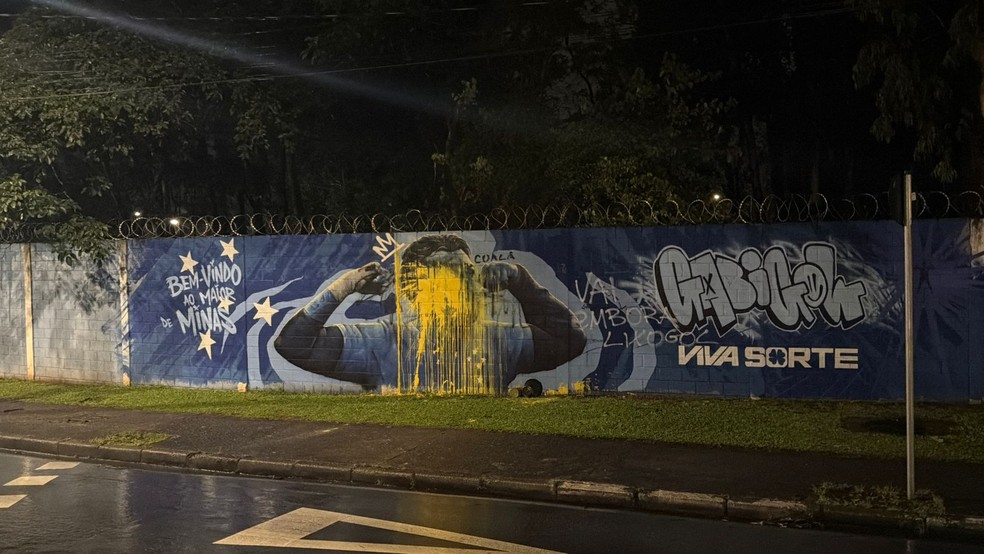Cruzeiro apaga grafite de Gabigol após vandalismo na Toca da Raposa I