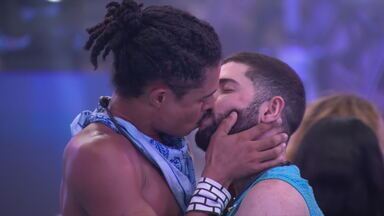 Breno e Marcelo roubam a cena com primeiro beijo do BBB 26 durante festa