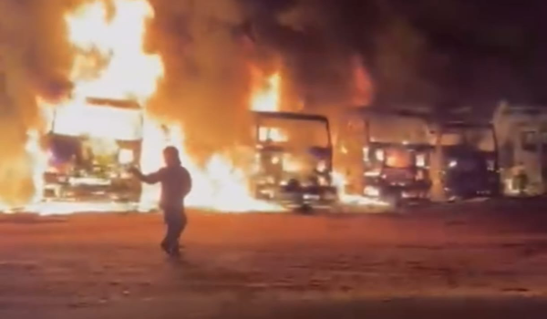 Ataque provoca incêndio em ao menos 10 caminhões e trator em obra de duplicação na BR-153