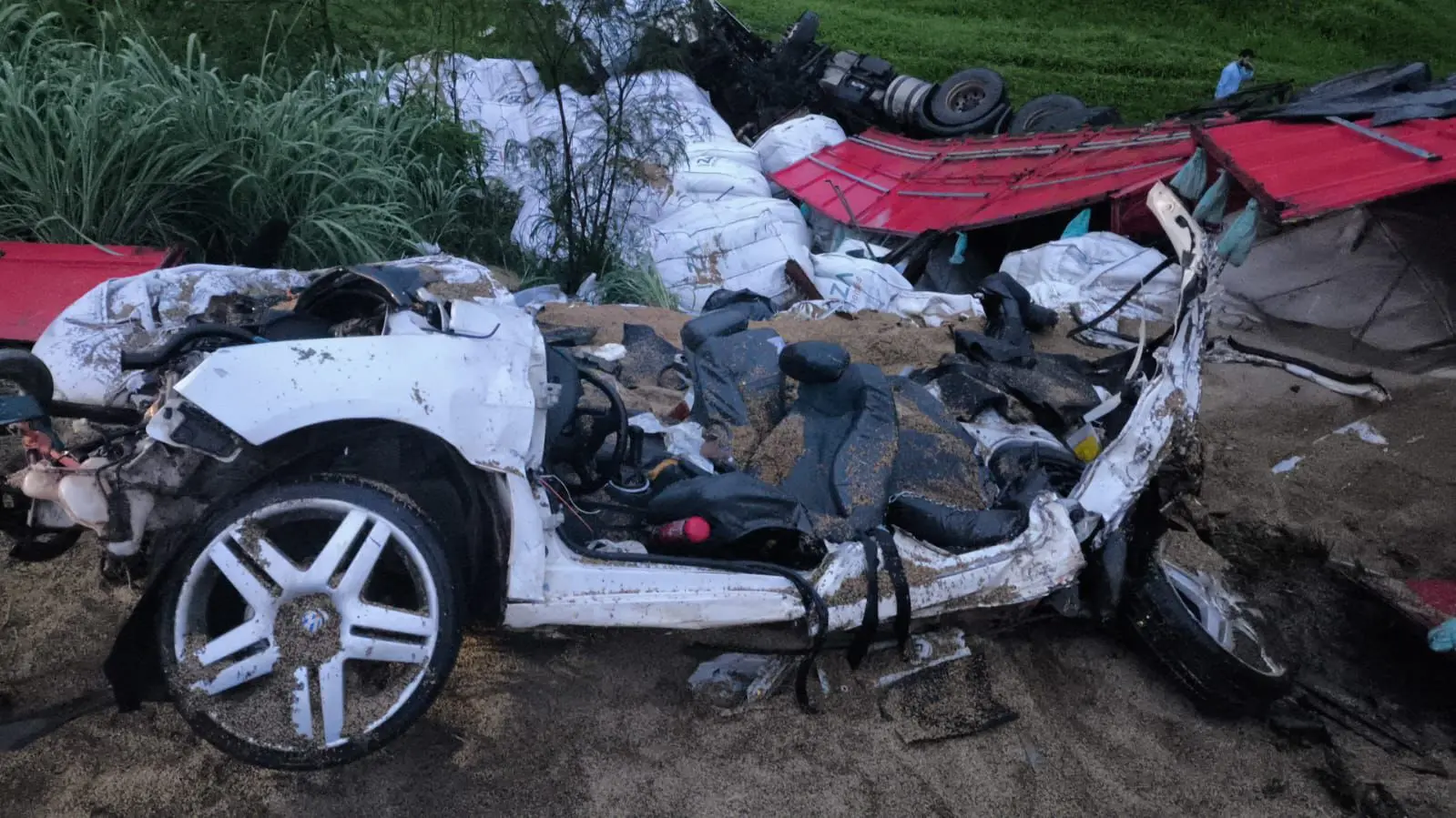 Acidente grave entre cinco veículos na BR-060 deixa três mortos em Goianápolis