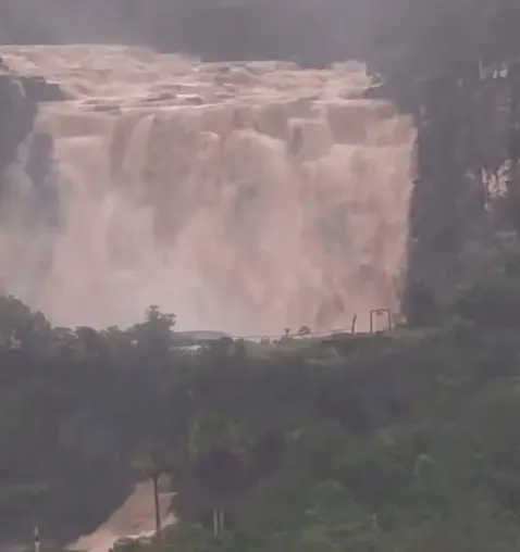 Chuvas intensas elevam volume e força da Cachoeira do Salto Corumbá em Goiás