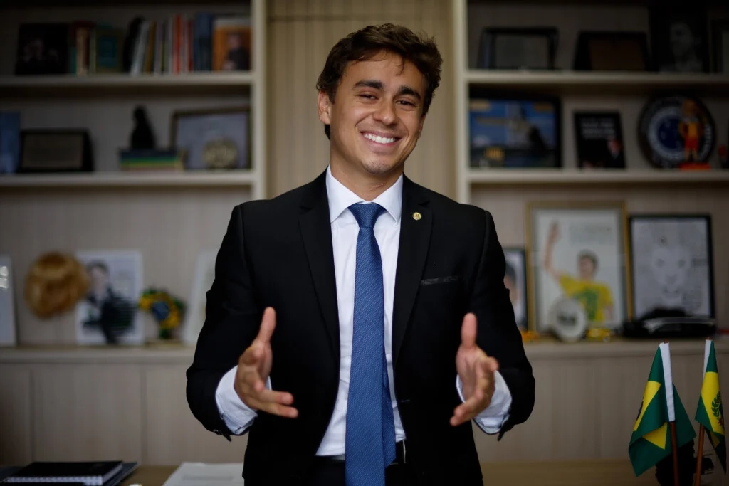 Telefone de Nikolas Ferreira aparece em investigação do INSS ligada a empresário do Banco Master