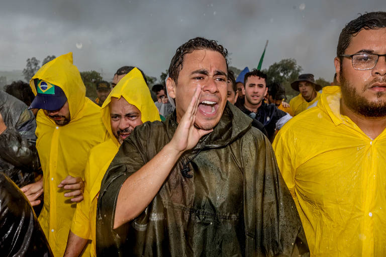 Sob forte chuva, Nikolas Ferreira mantém caminhada em Brasília e ato termina com feridos