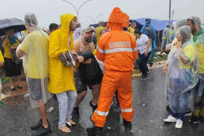 Oito pessoas ficam em estado grave após raio atingir manifestação liderada por Nikolas Ferreira em Brasília